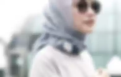 Gaya Hijab Simpel dengan Kerudung Segi Empat