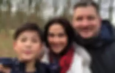 Maudy Koesnaedi dan keluarganya