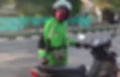 Driver ojol yang mendorong motor di jalan dengan modus kehabisan bensin alih-alih berharap mendapatkan bantuan, viral di akun YouTube Elang Motovlog dan artis Baim Wong. 