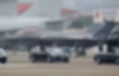 Presiden Korsel Moon Jae-in sedang menginspeksi AU negaranya, nampak dilatar belakang F-35