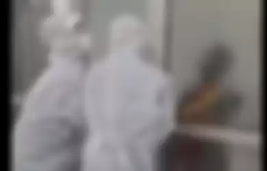 Viral di media sosial video seorang kakek berstatus pasien dalam pengawasan (PDP) mencoba membuka paksa pintu yang dijaga dua orang yang mengenakan baju hazmat (APD).