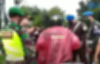 Oknum TNI (jas hujan pink) tak terima diberhentikan oleh petugas meski tak menggunakan masker