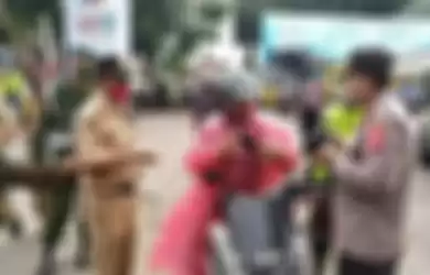 Oknum TNI (jas hujan pink) tak terima diberhentikan oleh petugas meski tak menggunakan masker