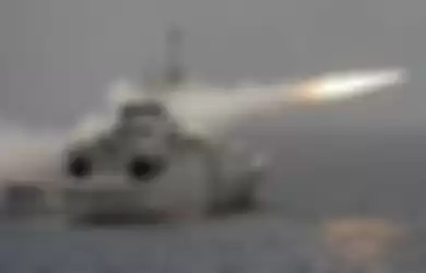 Kayak Begini Mau Nantang AS? Niatnya Unjuk Gigi Kekuatan Militer, Kapal Perang Iran Malah Tembak Kawan Sendiri