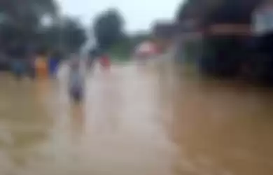 Kota Kendal saat banjir di tengah wabah virus corona. 