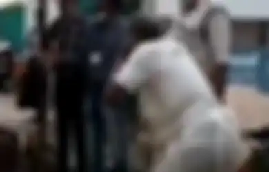 Pria 71 Tahun Dihukum Polisi karena Buka Warung Sayur di Saat Lockdown, Harus Lakukan Sit Up dan Lompat Jongkok Seperti Ayam Jago