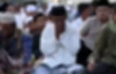 Umat Muslim menjalankan shalat Idul Fitri, di Masjid Kubah Mas, Depok, Jawa Barat, Rabu (6/7/2016).