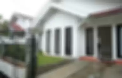 Bangunlah rumah 1 lantai dengan ruang-ruang standar. 