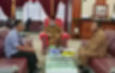 Bupati Aceh Tengah, Shabela Abubakar (Tengah) saat berada diruang Pendopo Bupati Aceh Tengah.