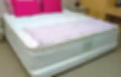 Kasur yang diberi pillow top permukaannya berelief, sehingga terlihat lebih cantik.