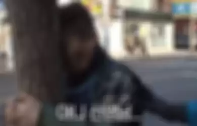 Tangkapan layar dari video yang diunggah media Korea Selatan, X SBS WOW, memperlihatkan seorang pria membenturkan kepala ke pohon. Aksi itu sudah dilakukannya selama lima tahun terakhir.