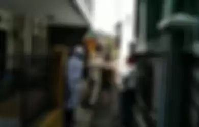 Seorang pria positif corona asal Kota Tasikmalaya (berkaos pendek) sempat ngamuk dan memeluk orang di dekatnya karena enggan diabadikan lewat kamera handphone saat proses penjemputan, Jumat (15/5/2020). 