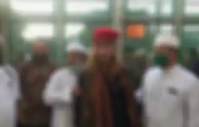 Habib Bahar bin Smith bebas dari Lapas memakai baret merah. 