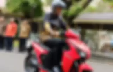 Motor listrik Gesits bertanda tangan Jokowi laku Rp 2,5 miliar.