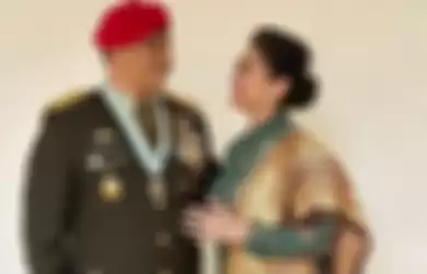 Mayor Jenderal TNI Agus Surya Bakti dan istrinya Bella Saphira.