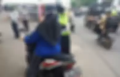 Masker dipakai, lah kok emak-emak ini nggak kendarai motor tanpa helm.