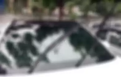 Ilustrasi angkat wiper saat mobil parkir di tempat panas