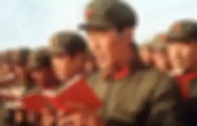 Para pemuda yang tergabung dalam Garda Merah sedang melafalkan Little Red Book karya Mao Zedong