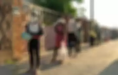 Antrian di luar rumah Samantha Murozoki di Chitungwiza pada 5 Mei 2020.