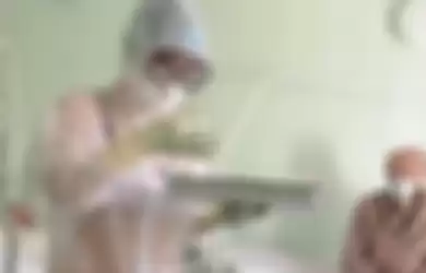 Perawat yang kenakan bikini saat merawat pasien corona