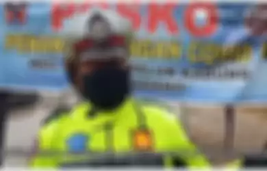 Anggota polisi Satlantas Polresta Padang bernama Aiptu Finer, menangis terisak kala memohon agar diperiksa swab virus corona