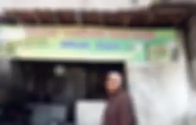 Pemilik Warung Tahu Tempe Bacem Mbah Topo (69) di lingkungan RT 04 RW 03, Kelurahan Purwodiningratan, Kecamatan Jebres, Kota Solo, Jumat (22/5/2020). 