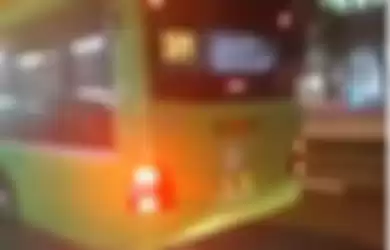 Bus yang dikendarai wanita asal Malaysia yang menangis saat sedang bekerja