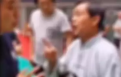 Sebuah diam dari video master tai chi Ma Baoguo (kanan) berbicara dengan wasit menjelang KOnya yang memalukan selama 30 detik.  