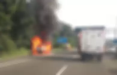 Suzuki X-Over terbakar di pinggir tol Jakarta-Cikampek KM3 (27/5/2020).