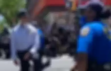 Petugas kepolisian New York ikut berlutut untuk memberi dukungan kepada demo kematian George Floyd.