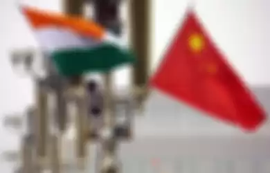 Bendera India dan Cina terlihat di Beijing. Pasukan di sepanjang perbatasan bersama telah terkunci dalam ketegangan selama hampir sebulan, dengan menteri pertahanan India Rajnath Singh pada hari Minggu mengakui ketegangan. 