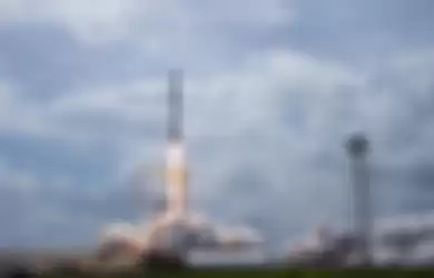 Roket SpaceX Falcon 9 meluncurkan misi Crew Dragon Demo-2 ke Stasiun Luar Angkasa Internasional dengan astronot NASA Bob Behnken dan Doug Hurley, pada 30 Mei 2020, di Kennedy Space Center NASA di Florida.