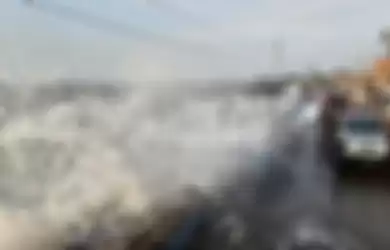 Jeep Wrangler terkena hempasan ombak setinggi dua meter di pantai Sari Pekalongan, Jawa Tengah yang ikut membuat wilayah kota terendam banjir rob