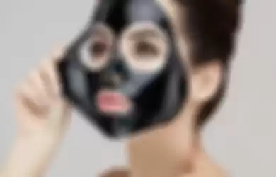 Bersihkan komedo, pakai masker peel off.