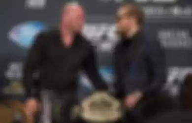 Presiden UFC, Dana White (kiri) dan Conor McGregor (kanan)