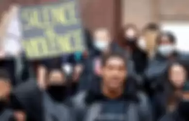 Petinju kelas berat Inggris, Anthony Joshua, terlihat berada di tengah barisan orang yang melakukan aksi protes Black Lives Matter di Watford, Inggris, Sabtu (6/6/2020).