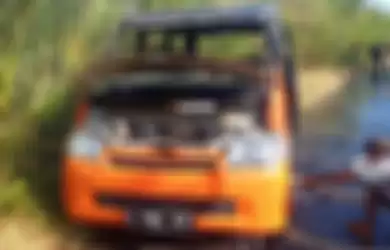 Bak Petir di Siang Bolong, Mobil Pos yang Bawa Uang Rp840 Juta untuk Bantuan Sosial Ludes Terbakar, Pegawai Curiga Bau Terbakar, Tahu-Tahu Api Sudah Menyembur!