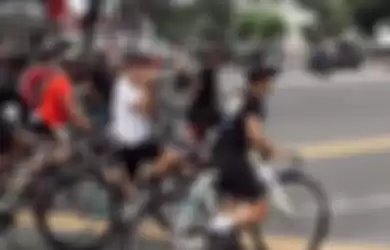 komunitas bersepeda Delta Fixed Gear menyusuri jalanan Surabaya 