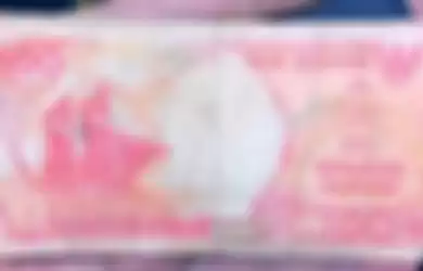 Uang pecahan 100 rupiah jadul.
