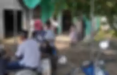 Suasana rumah duka anak dibunuh ayah di Kampung Sukamantri RT 02 / RW 09 Desa Gembong, Kecamatan Balaraja, Kabupaten Tangerang. Hasil autopsi menyimpulkan sebelum gantung diri sang ayah membunuh dua anak lelakinya. 