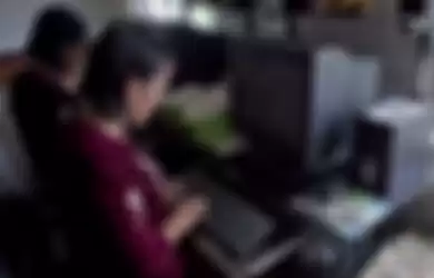 Remaja menggunakan komputer, tapi ada yang salah.