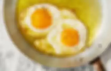 Menggoreng telur