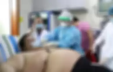 dalam waktu lima bulan saat tinggal di rumah untuk menghindari COVID-19, menurut dokter. Zhou digambarkan sedang dirawat oleh petugas medis