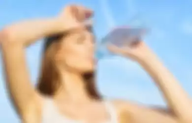 Minum air putih sambil berdiri ternyata berbahaya