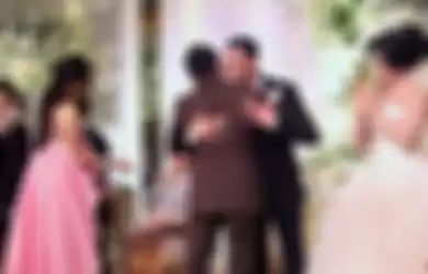 Anang peluk Raul Lemos di pernikahannya dengan Krisdayanti