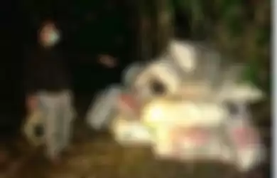 Petugas dari Kepolisian Sektor Purbalingga menemukan tumpukan limbah medis dalam karung yang disembunyikan di kebun belakang rumah tersangka Hadi Turipno (57) warga RT 001 RW 002, Kelurahan Bojong, Kecamatan Purbalingga, Jawa Tengah.(Dok Humas Polres Purbalingga) 