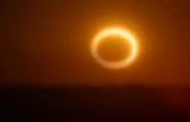 Ilustrasi gerhana matahari cincin.