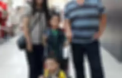 Clift Sangra bersama istri dan kedua anaknya jalan-jalan ke mall 
