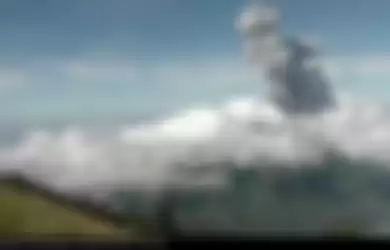 Gunung Merapi mengalami erupsi