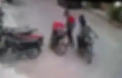 Tak Tega Melihat Korbannya Menangis, Dua Perampok Baik Hati ini pun Kembalikan Barang Jarahannya dan Memeluk Korban untuk Menghiburnya